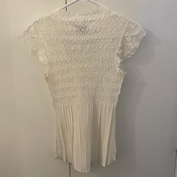 Adorable white small white ruched v neck lace top with eyelet sleeves - Picture 3 of 4